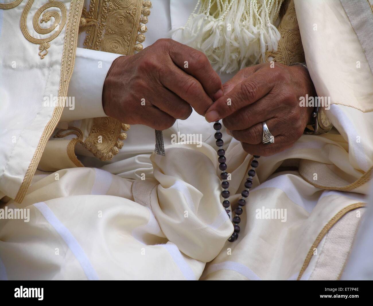 Haende eines Mannes reichen in traditioneller libyscher Kleidung mit muslimischem Rosenkranz und Silberring, Libyen, Cirenaica, Foto Stock