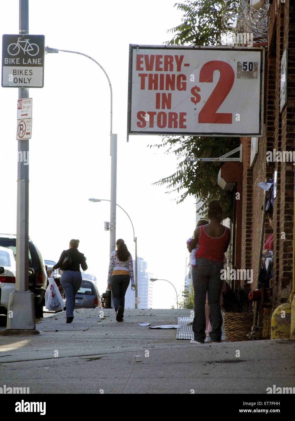 Werbeschild eines Billigladens, Passanten auf dem Buergersteig, STATI UNITI D'AMERICA, Bronx, New York City | Pubblicità segno di un prezzo basso shop Foto Stock