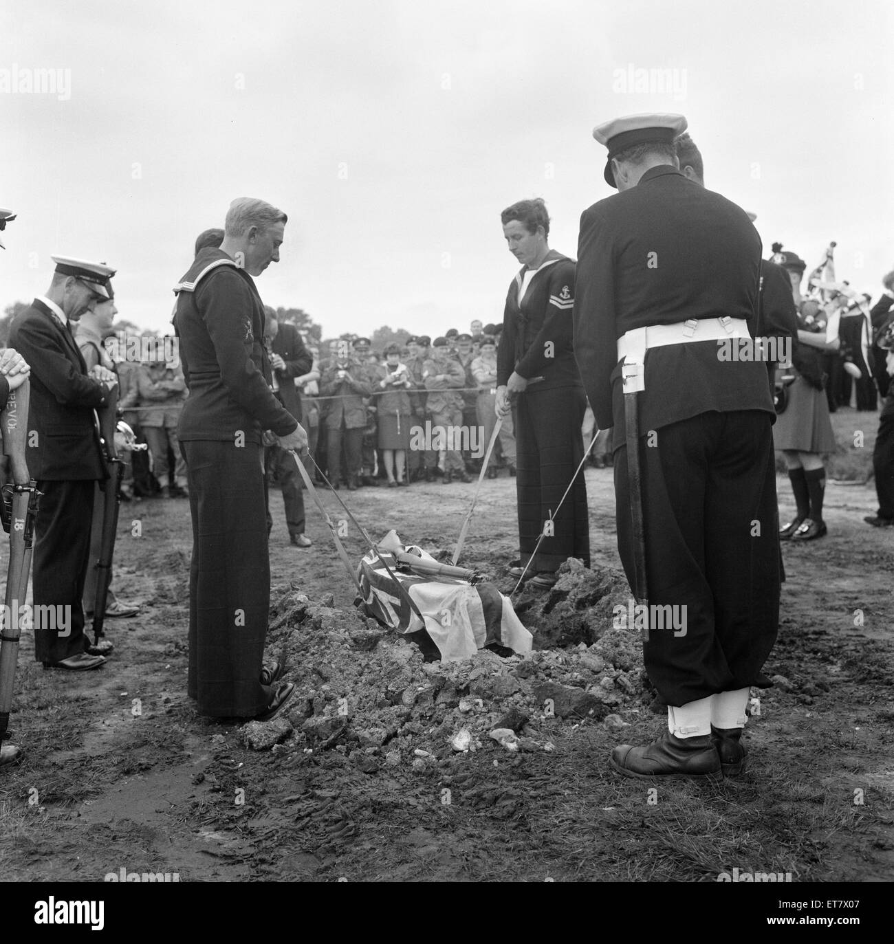 Fucile Lee-Enfield n. 4, sepolti con gli onori militari a Bisley, Surrey, Inghilterra, da un 26 forte partito della Royal Navy ufficiali e uomini, giovedì 7 luglio 1966. Nella foto, 'cadavere " si è abbassato al suo ultimo luogo di riposo vicino teh 300 yds posizione di tiro a Foto Stock