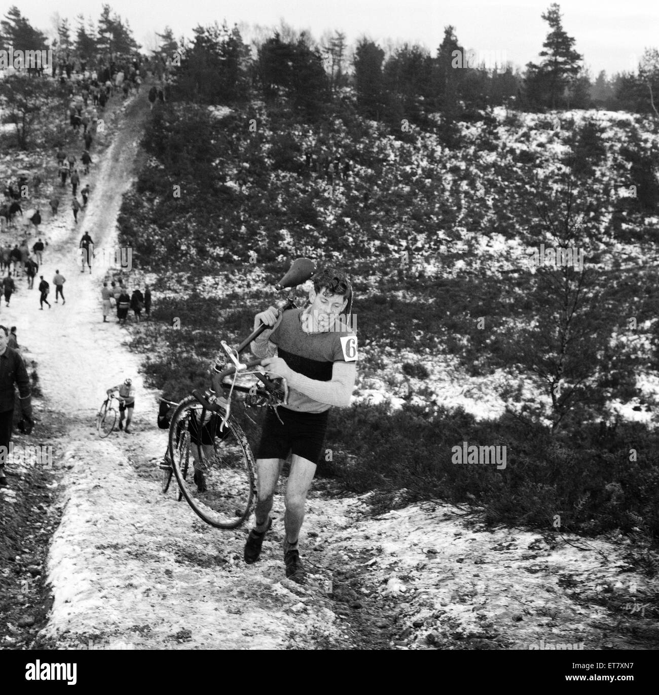 Bagshot Ciclista su scramble Bagshot Heath Surrey. Il 17 gennaio 1960. Foto Stock