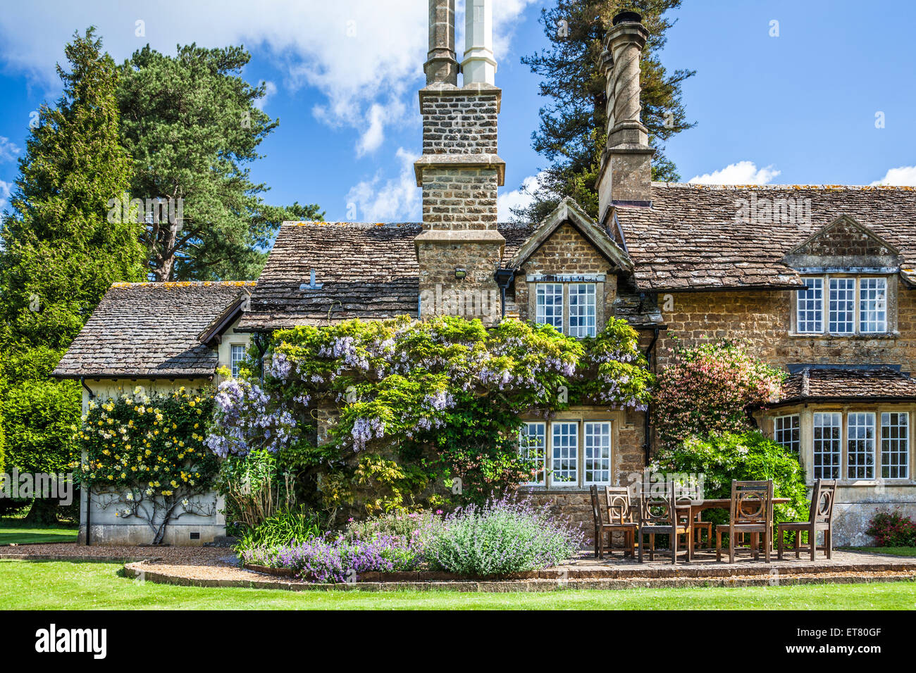Il giardino di una residenza georgiana Lodge in estate. Foto Stock