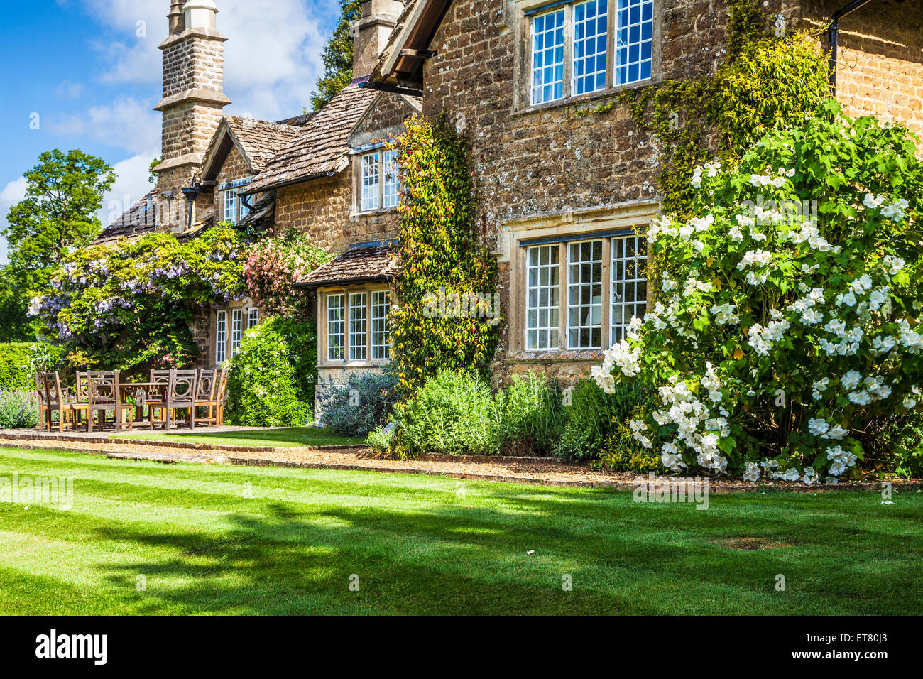 Il giardino di una residenza georgiana Lodge in estate. Foto Stock
