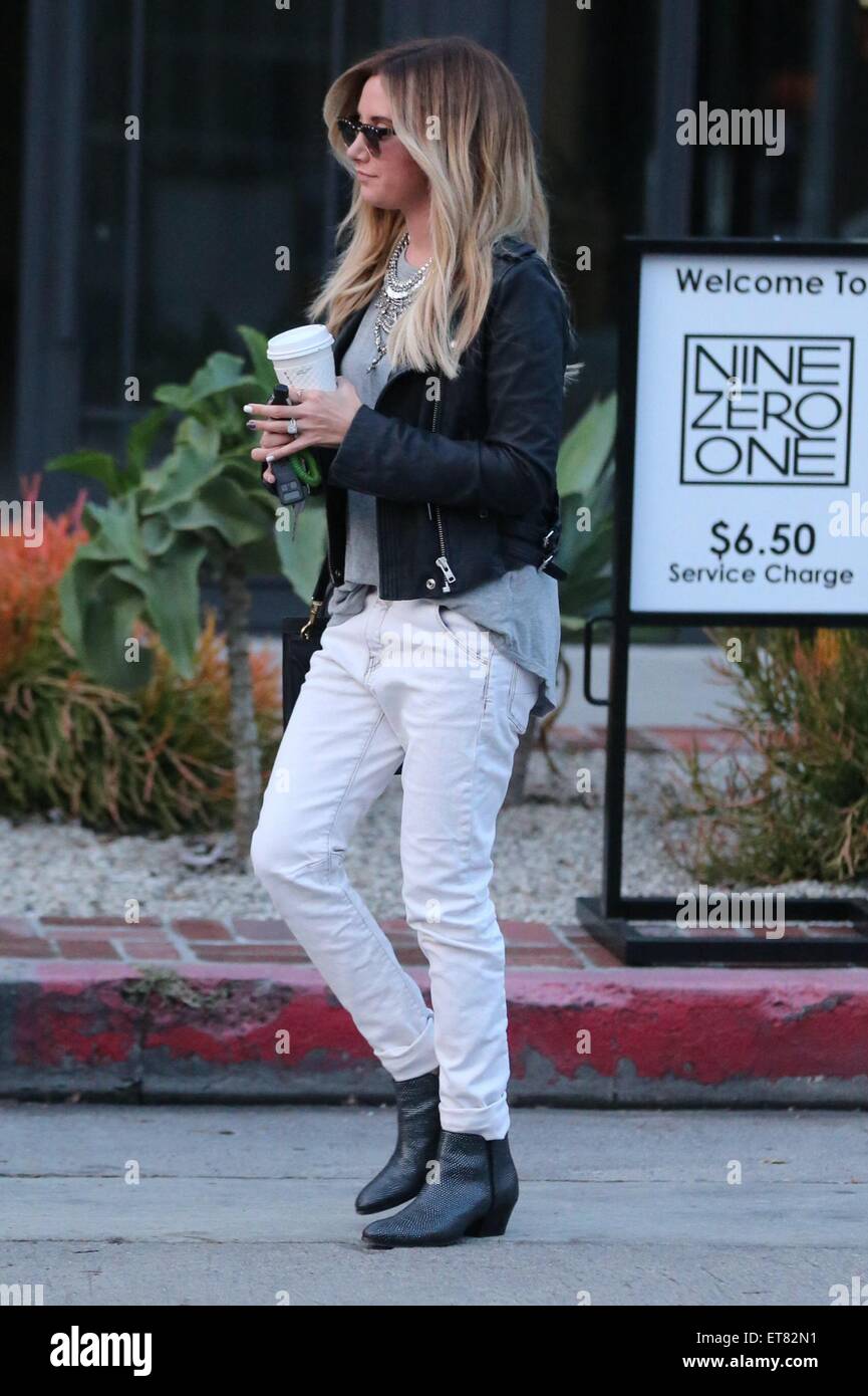 Ashley Tisdale spotted lasciando Alfred Coffee & Cucina dotata di: Ashley Tisdale dove: Los Angeles, California, Stati Uniti quando: 19 Dic 2014 Credit: WENN.com Foto Stock