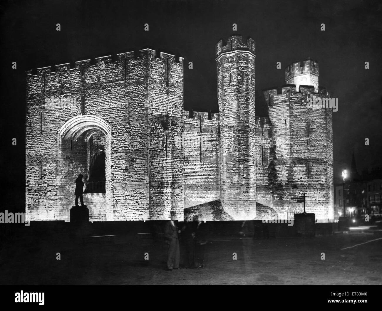 Caernarfon Castle illuminati per l'Eisteddfod, dalla piazza. Gwynedd, Galles. Il 16 agosto 1935. Foto Stock