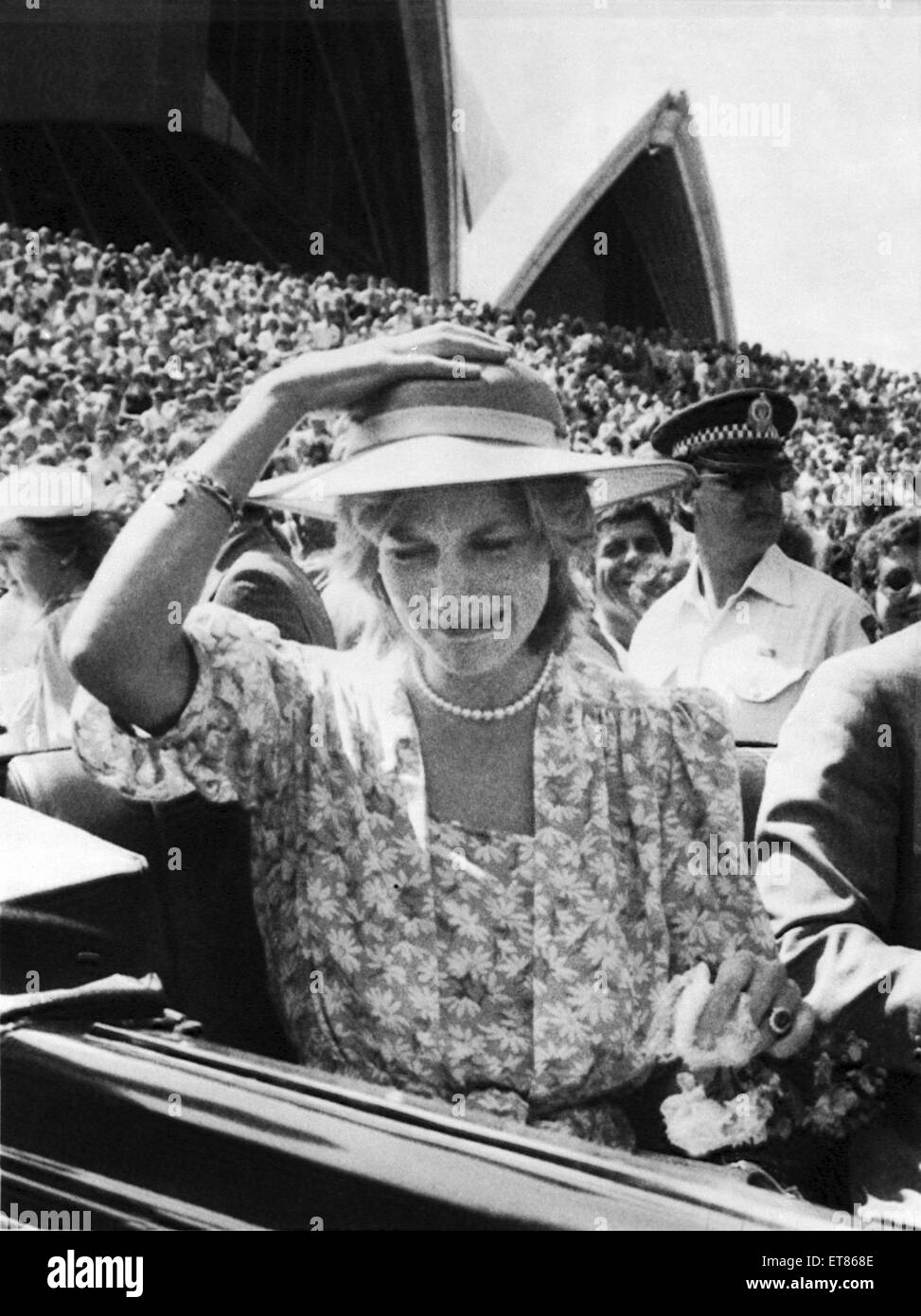 La Principessa di Galles tira una divertente faccia come un mazzo di fiori colpisce la sua sulla testa quando viene lanciato dalla folla in macchina. Sydney Opera House di Sydney, Australia, 28 marzo 1983. Foto Stock
