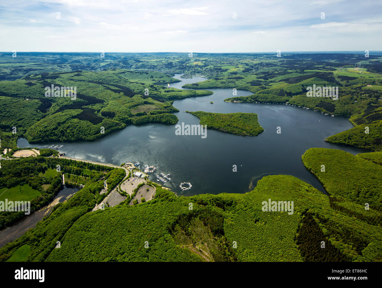 Barca a vela molo vicino alla diga, Rur serbatoio, Rur Dam, Heimbach, Eifel, nella Renania settentrionale-Vestfalia, Germania Foto Stock