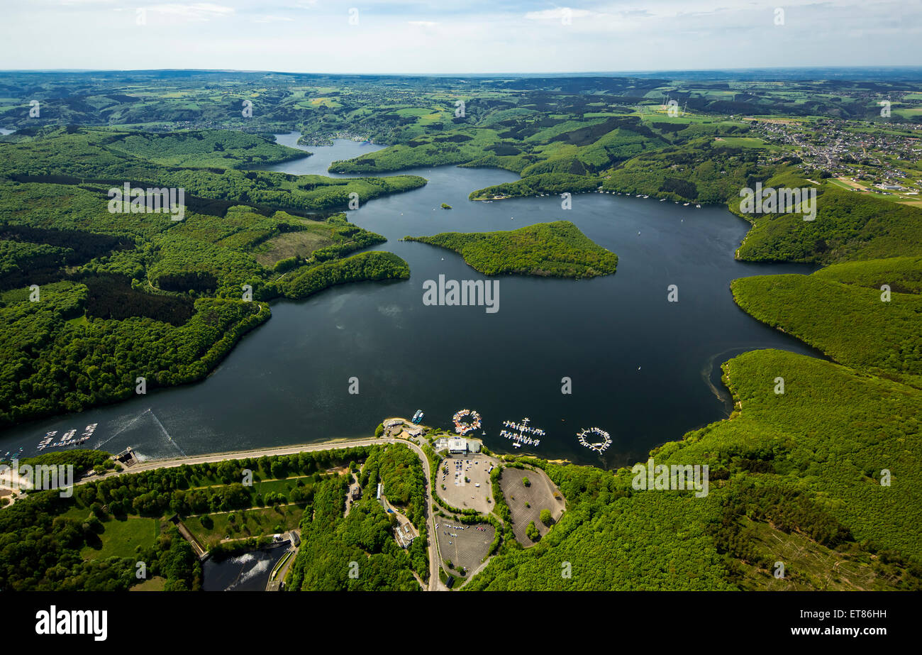 Barca a vela molo vicino alla diga, Rur serbatoio, Rur Dam, Heimbach, Eifel, nella Renania settentrionale-Vestfalia, Germania Foto Stock