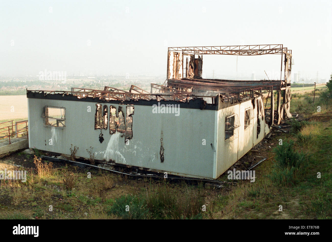 Un incendio completamente eviscerati Eston il Villaggio sciistico di edificio. Il 22 agosto 1996. Foto Stock