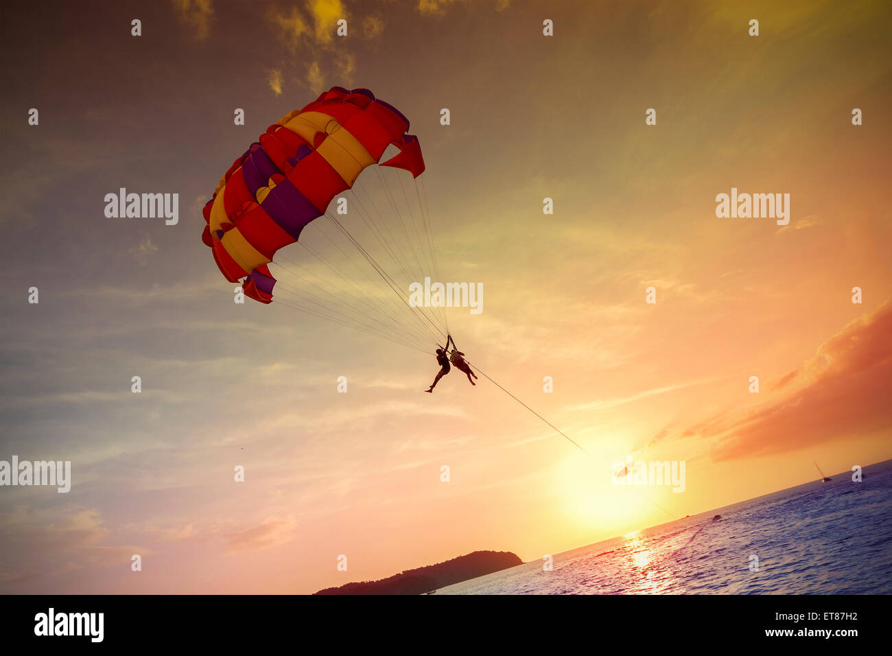 Parapendio al tramonto, estate avventura in Malesia, l'Isola di Langkawi. Foto Stock