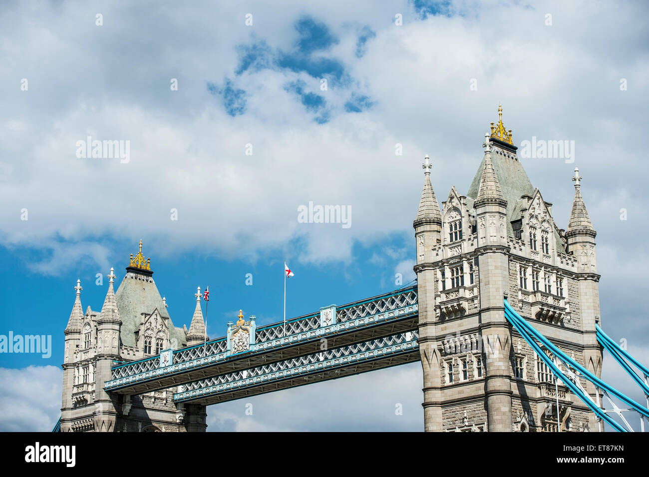 Le Torri del ponte della torre su un nuvoloso giorno di sole a Londra Foto Stock