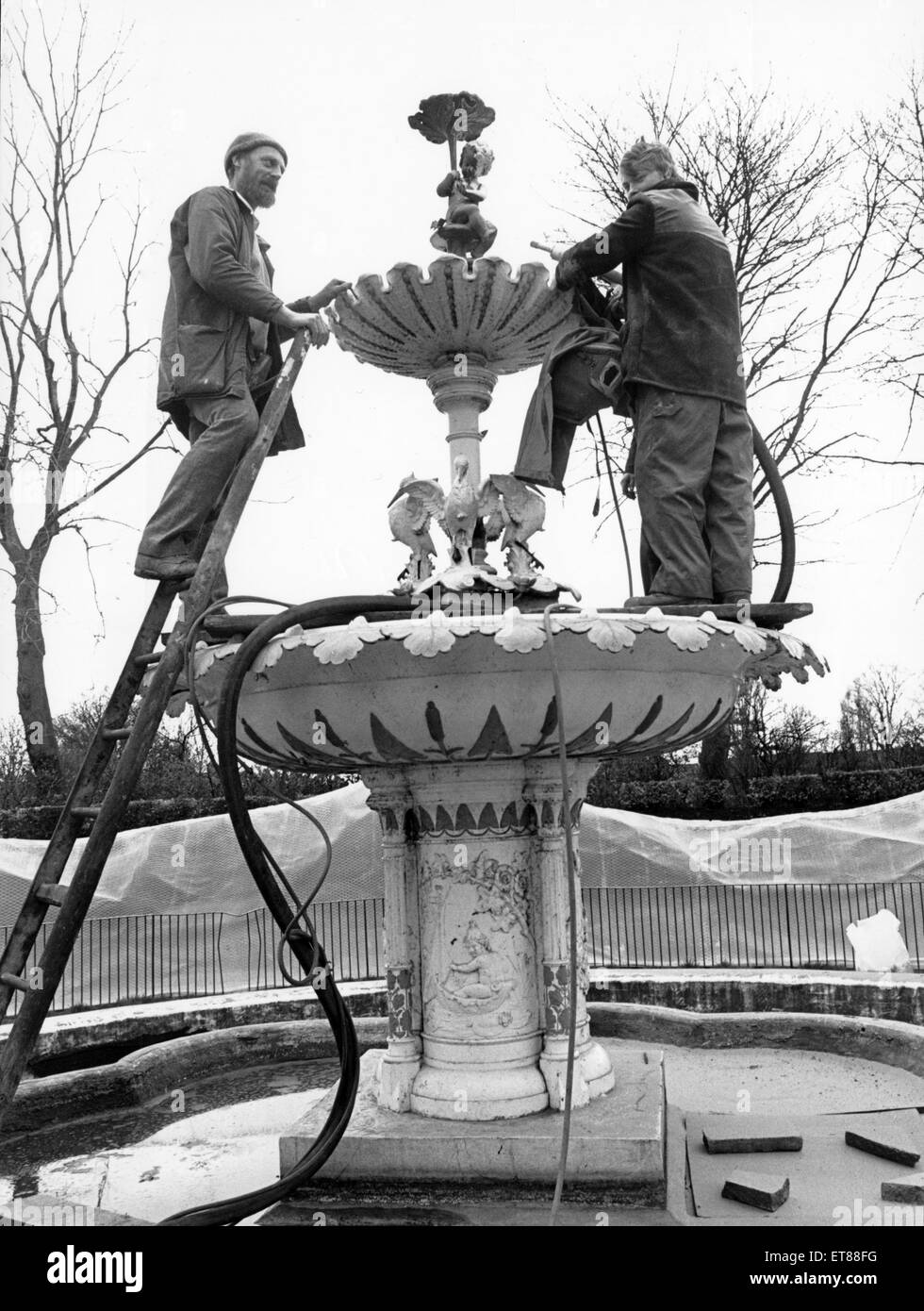 Ropner Fontana Park, una fontana di stile vittoriano, essendo restaurata alla sua gloria precedente da Mike Dawson, un acquedotto esperto, Stockton, 27 febbraio 1989. Foto Stock