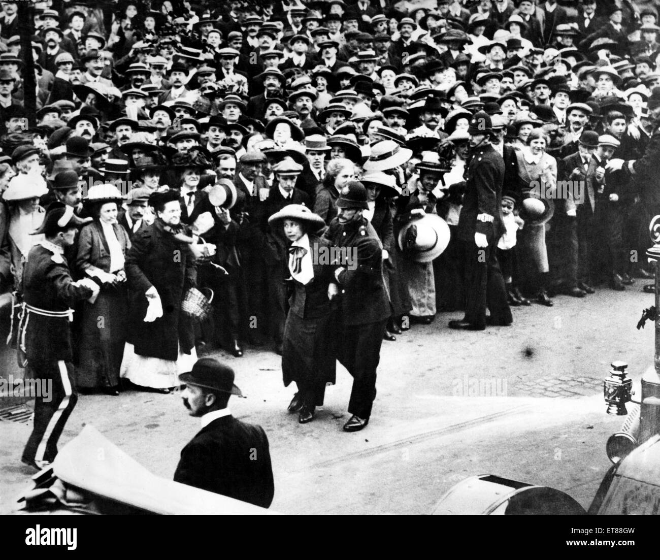 Giovani Suffragette, Maria Phillips, trascinati via dalla polizia dopo che gettò la farina presso il Primo Ministro, signor Asquith, in Chester Town Hall Square. Circa nel settembre 1912. Foto Stock