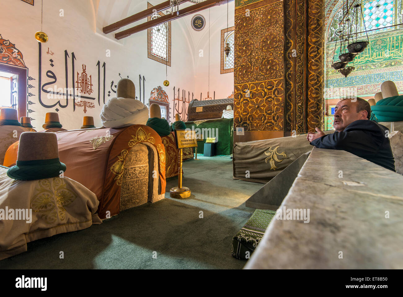 Adoratore pregando sulla Mevlana il sepolcro al museo di Mevlana, Konya, Turchia Foto Stock