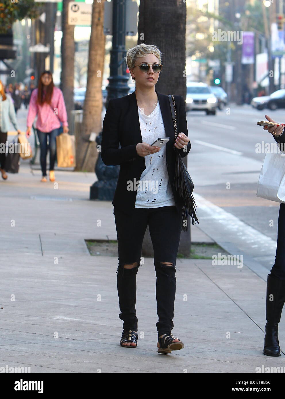 Kaley Cuoco shopping a Beverly Hills indossano jeans strappati al ginocchio  con: Kaley Cuoco dove: Los Angeles, Stati Uniti quando: 22 Dic 2014 Credit:  WENN.com Foto stock - Alamy