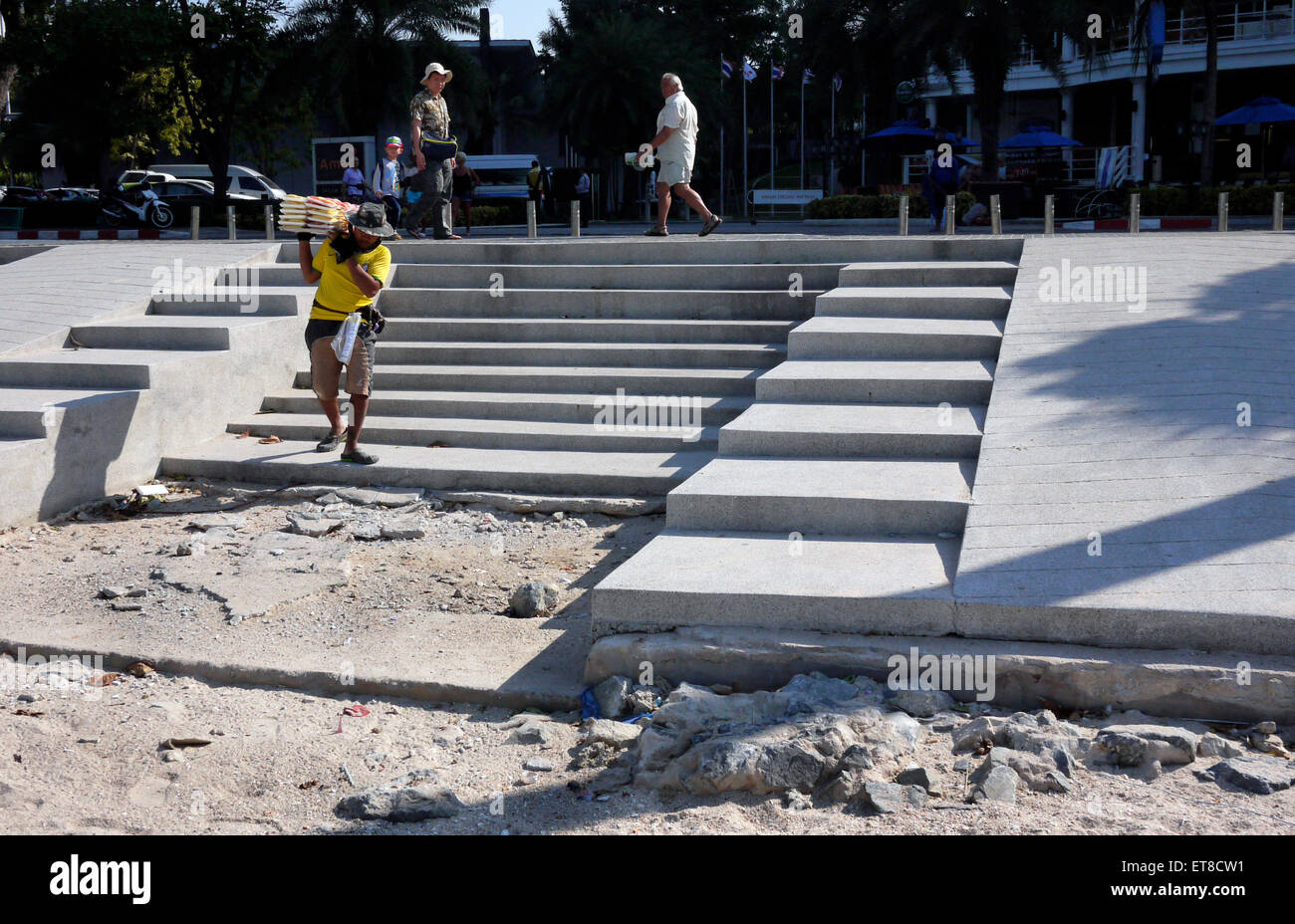 Pericoloso disabili su sedia a rotelle rampa di accesso alla spiaggia di Pattaya Thailandia Foto Stock