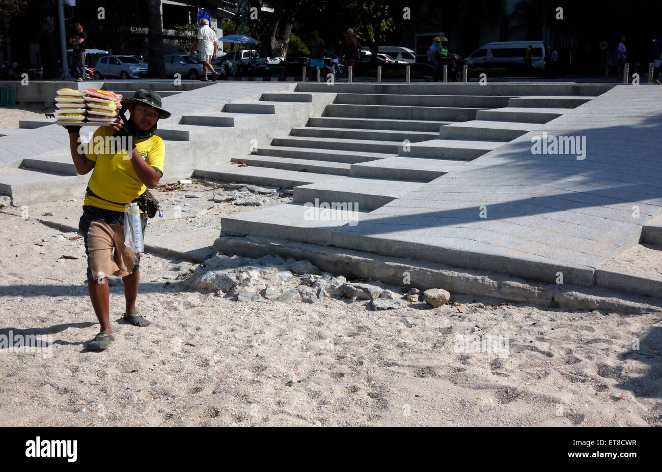 Pericoloso disabili su sedia a rotelle rampa di accesso alla spiaggia di Pattaya Thailandia Foto Stock