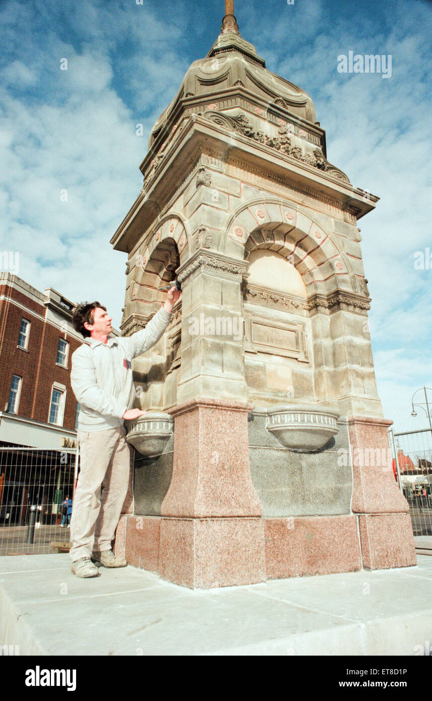 Fontana Dodshons in Stockton High Street, xx febbraio 1995. Nella foto, John Whittaker di restauro Anelay Company, prepara la fontana prima proteggerlo con anti vandalo vernice. Foto Stock