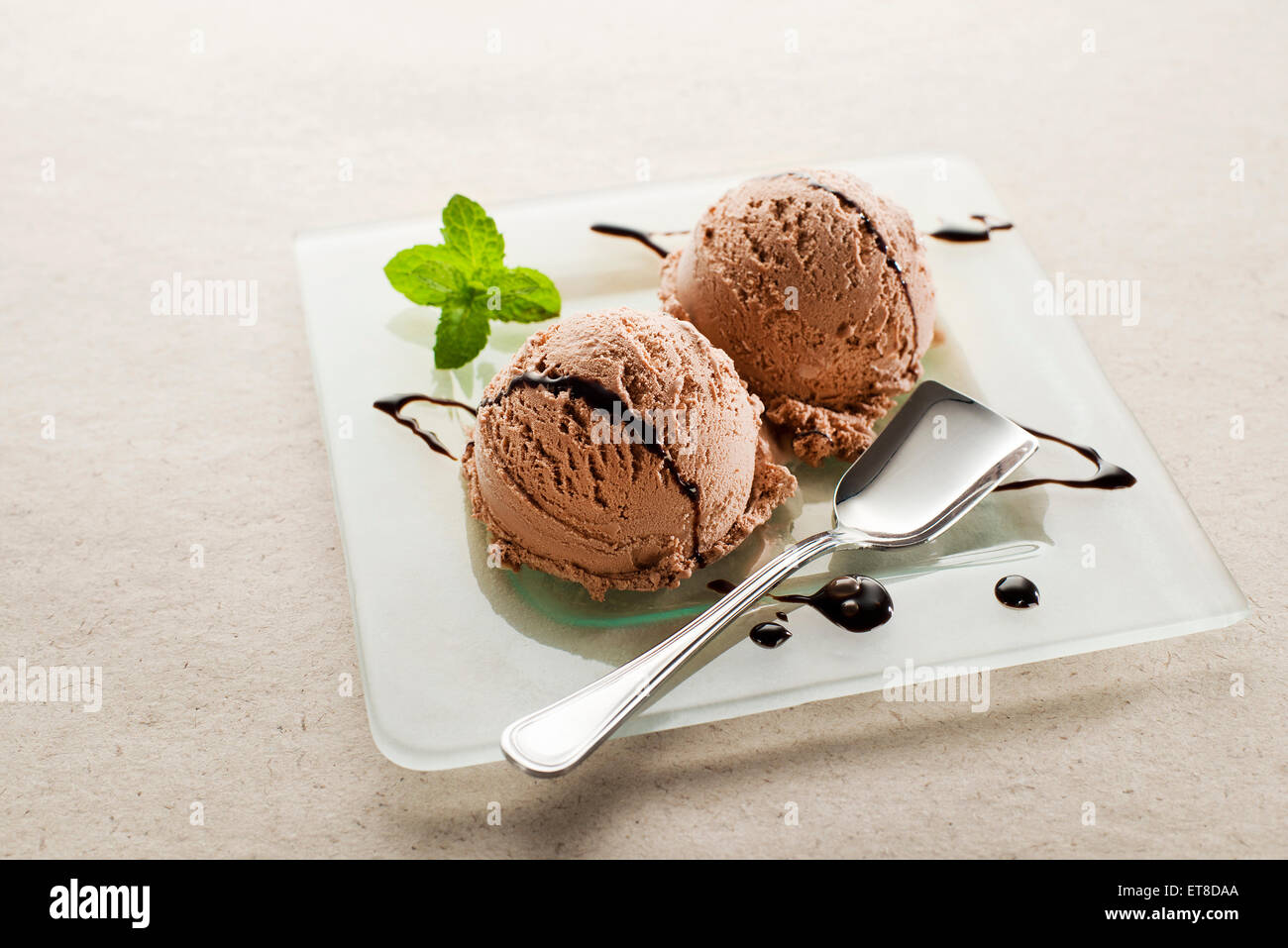 Freschi di gelato al cioccolato su un piatto da vicino Foto Stock