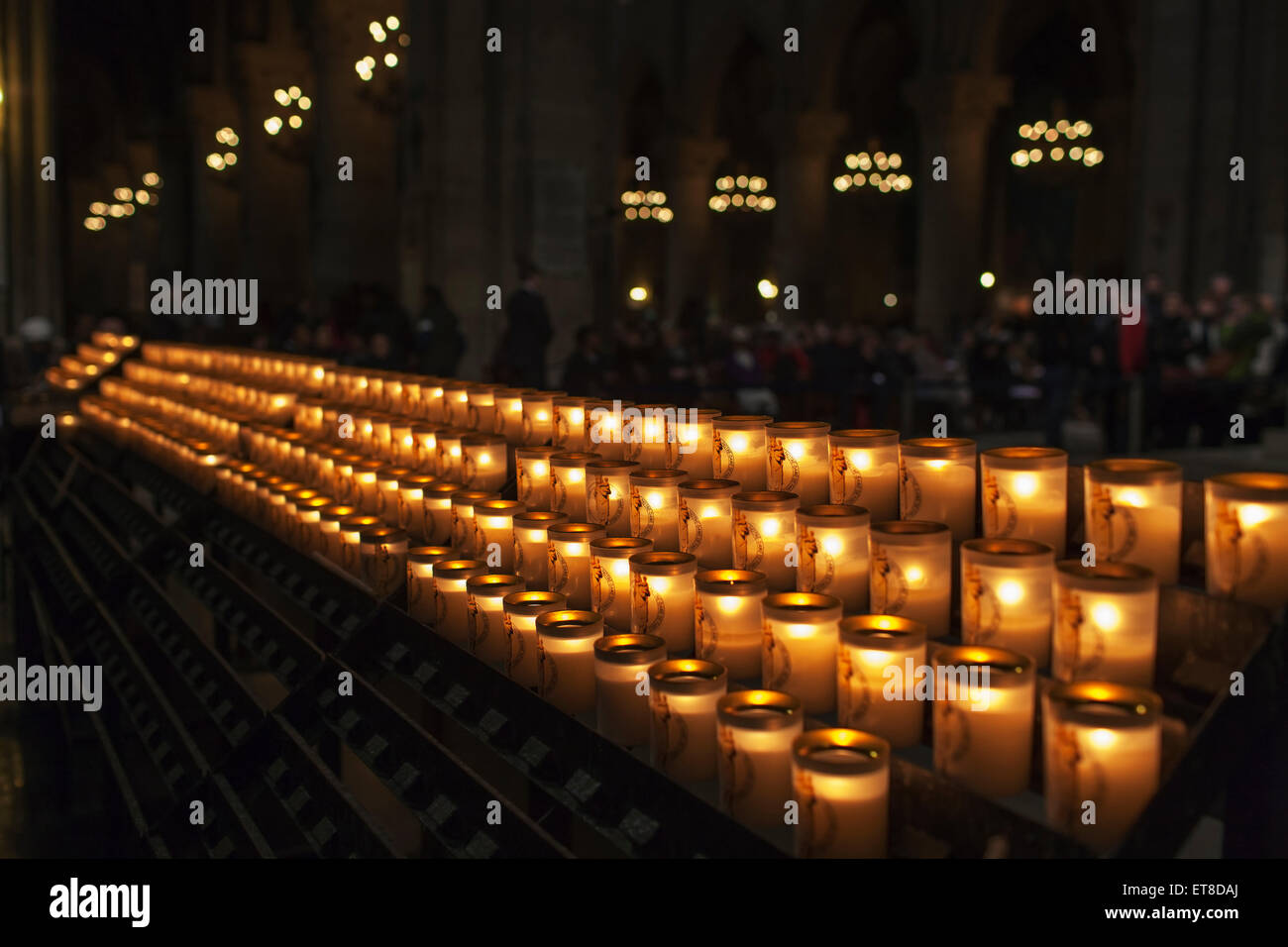 Acceso candele votive nella basilica di Notre Dame de Fourviere, Lyon, Parigi, Francia Foto Stock