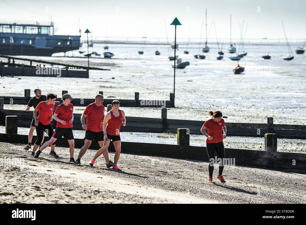 Un fitness boot camp sulla spiaggia a Leigh on Sea in Essex. Foto Stock
