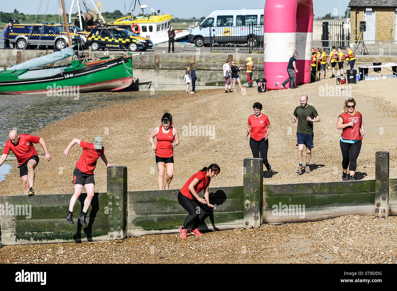 Un fitness boot camp sulla spiaggia a Leigh on Sea in Essex. Foto Stock
