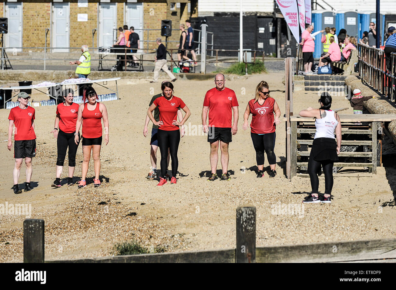 Un fitness boot camp sulla spiaggia a Leigh on Sea in Essex. Foto Stock