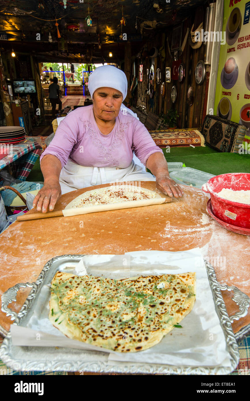 Vecchia donna preparare il tipico turco gozleme flatbread in Pamukkale, Turchia Foto Stock