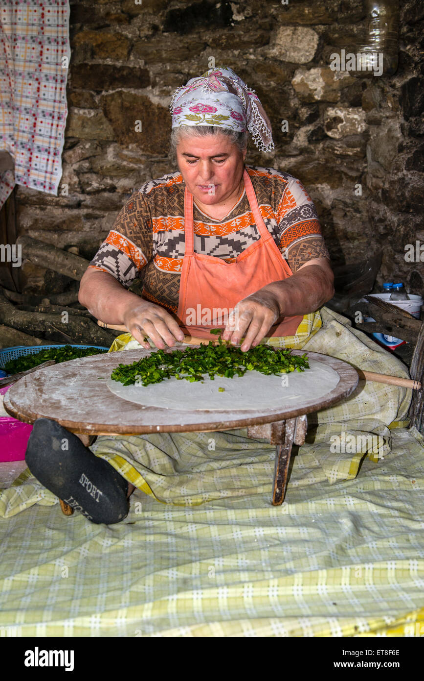 Vecchia donna preparare il tipico turco gozleme flatbread in Sirince, Turchia Foto Stock