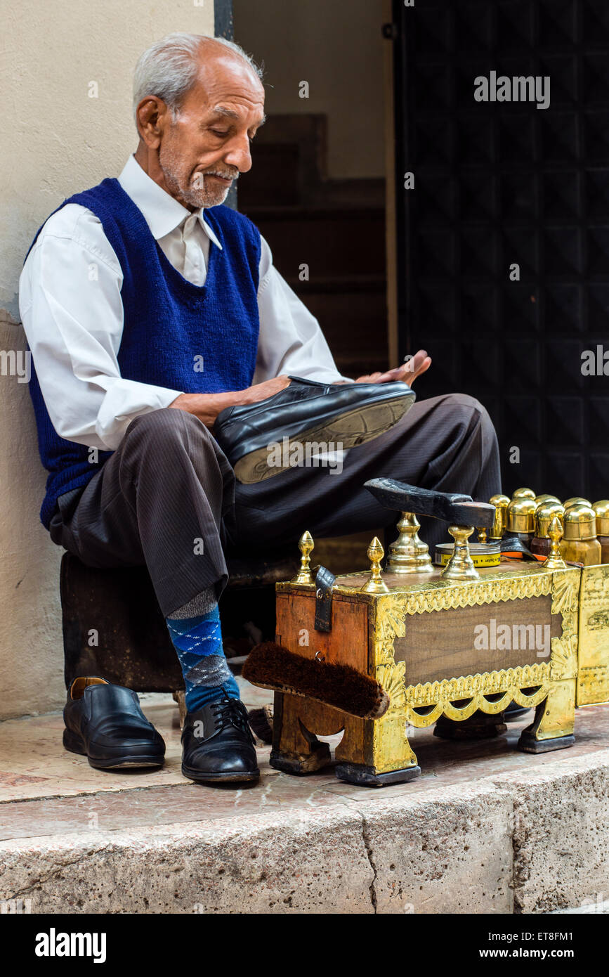 Vecchio pulitore del pattino al mercato Kemeraltı, Izmir, Turchia Foto Stock