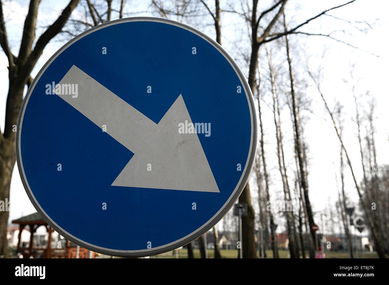 A un traffico a senso unico segno permanente sulla strada. Foto Stock