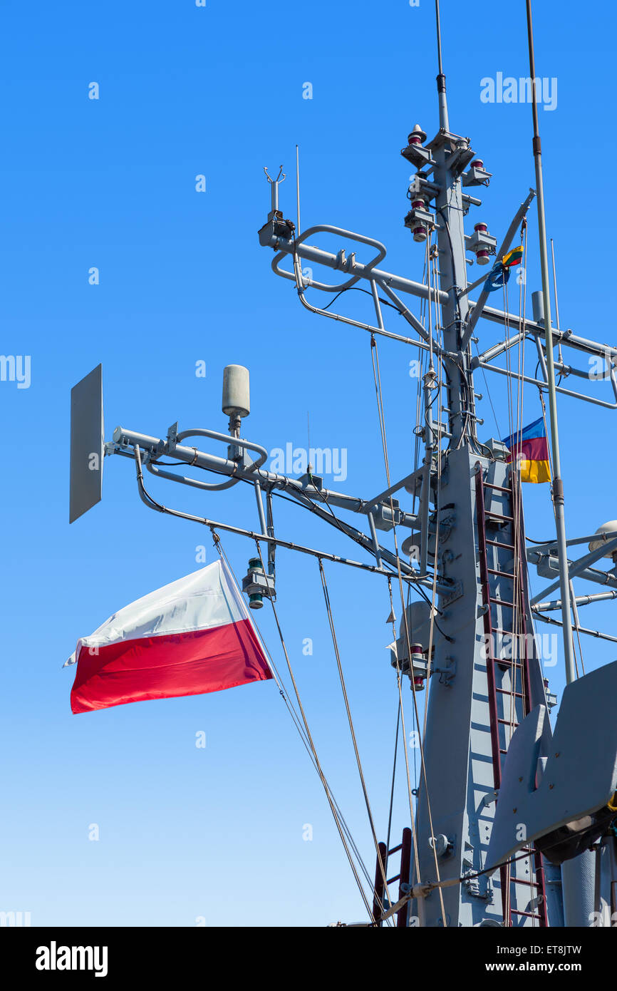 Bandiera polacca in una nave da guerra contro il cielo blu. Foto Stock