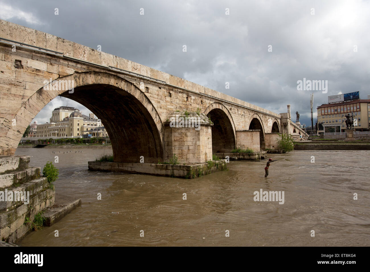 Storico ponte di pietra da tempo ottomano oltre il fiume Vardar Skopje Macedonia Foto Stock