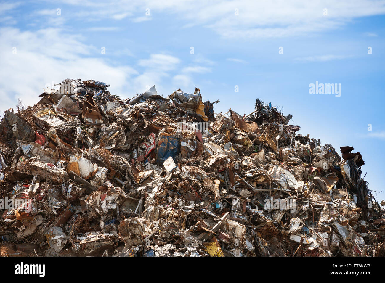 Rottami di metallo pronti per il riciclaggio rispetto al cielo blu. Foto Stock