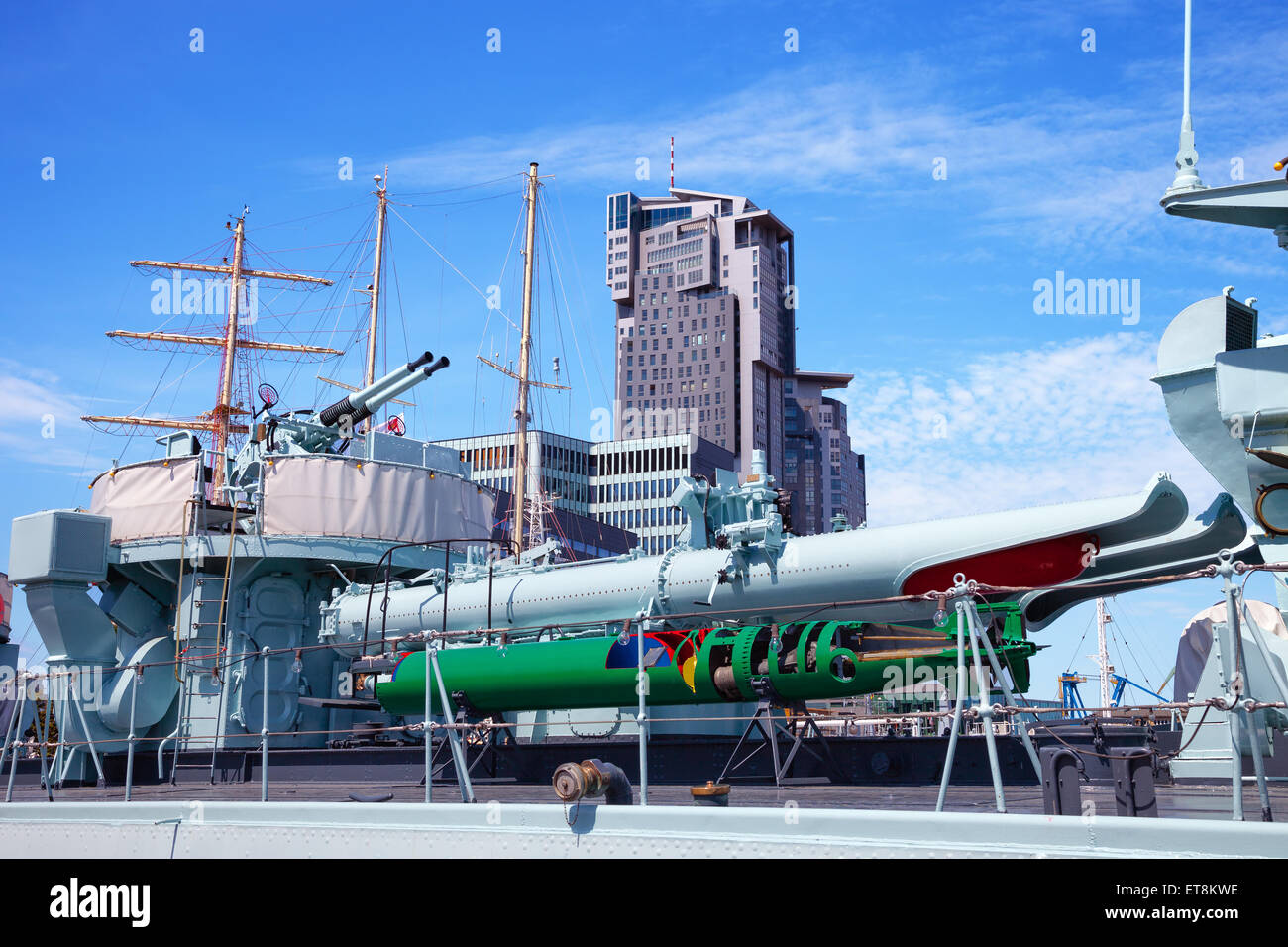 Torretta Mitragliatrice su una nave da guerra navale oltre il cielo blu. Foto Stock