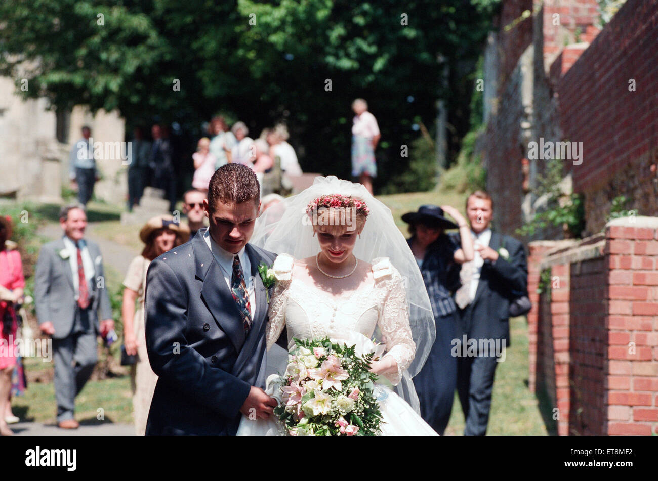 Il matrimonio di Stephen West e Andrea Davis presso la chiesa di San Giorgio, Brockworth, vicino a Gloucester. Stephen West è figlio di massa assassino Fred West. Il 23 luglio 1994. Foto Stock