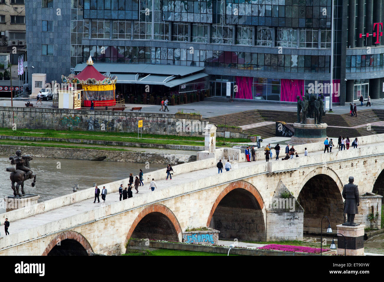 Vista panoramica del centro storico di ponte sul fiume Vardar Skopje Macedonia Foto Stock