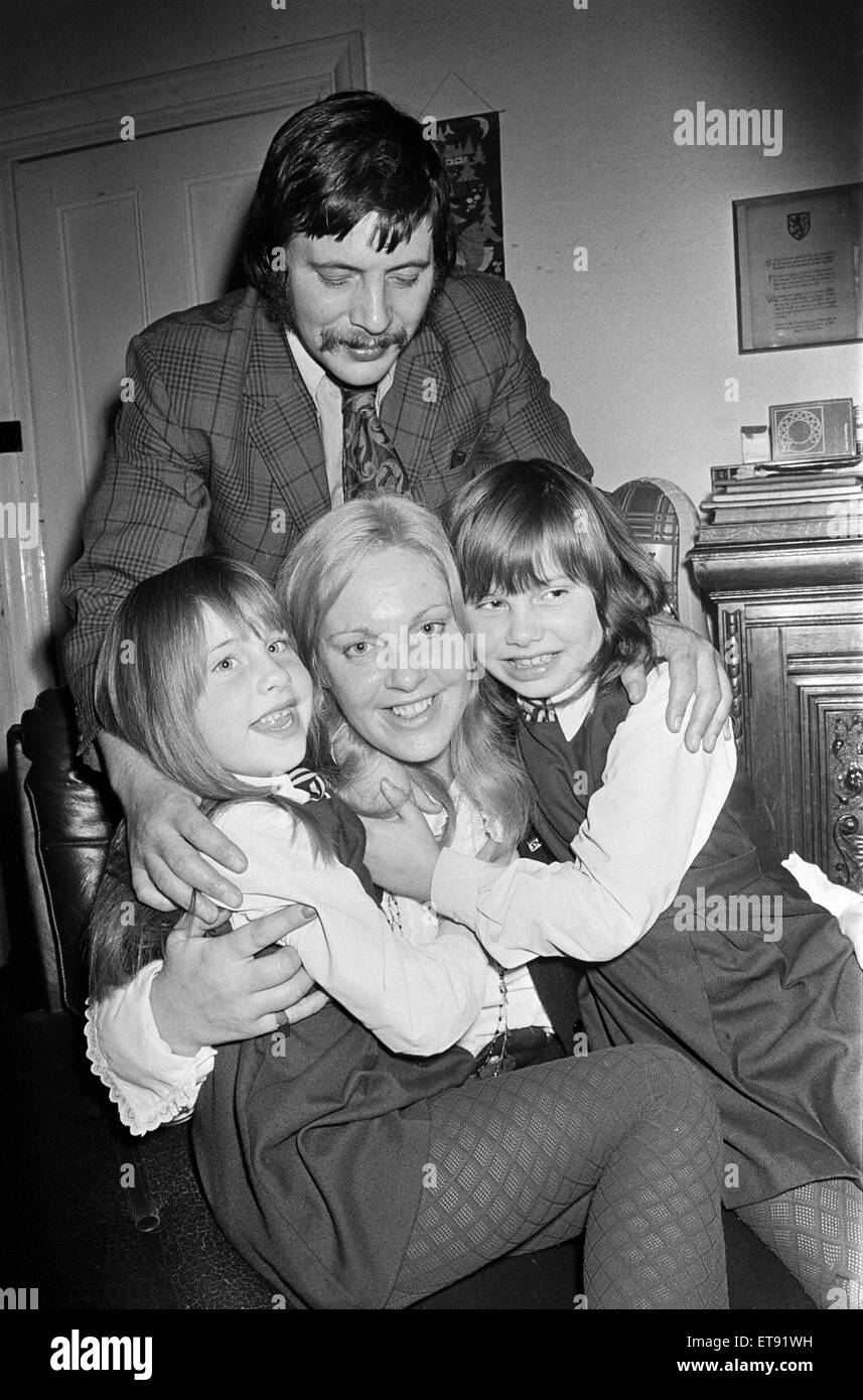 Margo MacDonald, il Partito nazionale scozzese MP, a casa con le sue figlie Petra e Zoe e il marito Pietro. 8 febbraio 1974. Foto Stock