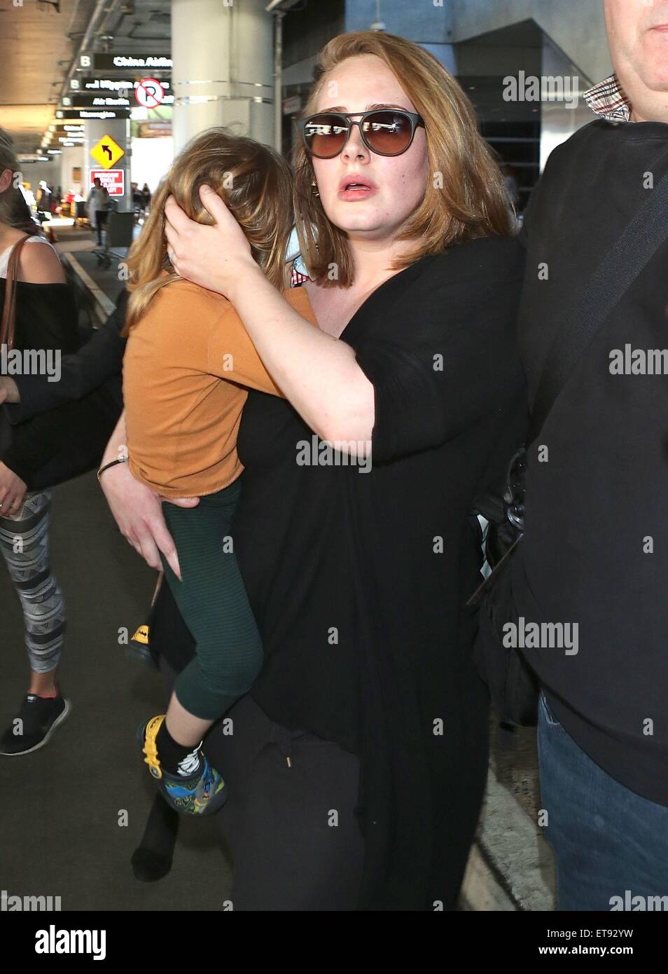 Adele arriva a Los Angeles International (LAX) aeroporto portando il suo figlio Angelo con: Adele Adkins, Angelo Konecki dove: Los Angeles, California, Stati Uniti quando: 03 Gen 2015 Credit: WENN.com Foto Stock