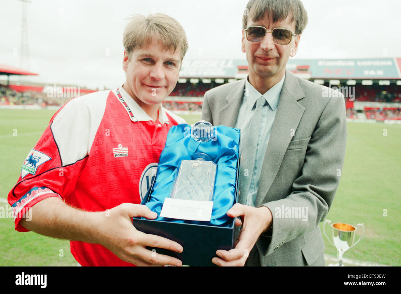 John Hendrie, Middlesbrough giocatore di calcio 1990-1996, receves l'ICI giocatore del premio di anno da Keith Stockdale, un Billingham opere empployee, a Ayresome Park, 9 maggio 1993. Foto Stock