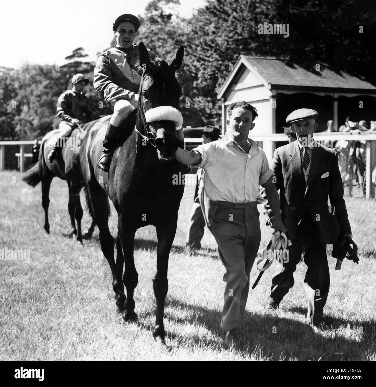 Tutti i sorrisi come la piastra di Northumberland vincitore nuovo Brig, con Norman sciopero, viene portato in corrispondenza di Southampton Park, Newcastle upon Tyne, Tyne and Wear. Il 25 giugno 1960. Foto Stock