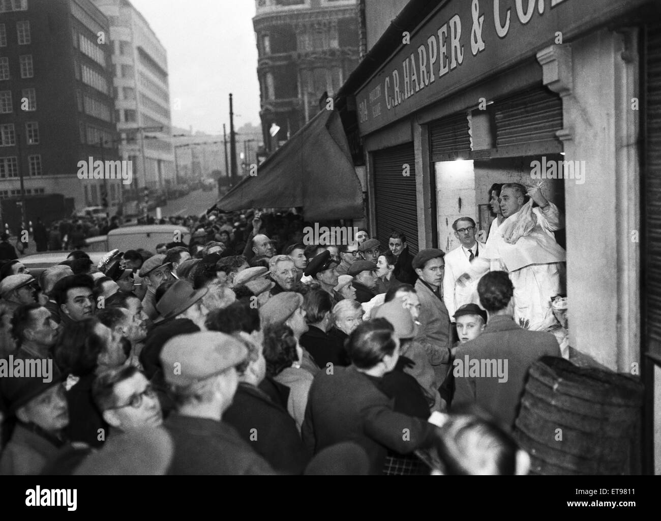 Gli amanti dello shopping in cerca di un last minute bargain si raccolgono intorno al poulterers bancarelle a Charterhouse Street vicino a Smithfield Market come la Turchia Aste iniziare alla vigilia di Natale, Londra. Circa il 24 dicembre 1953 Foto Stock