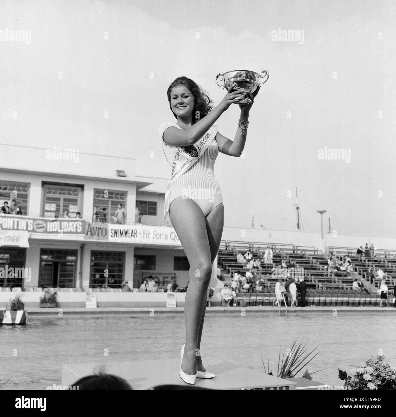 Carole Fletcher, 19 da Southport, incoronato Miss Gran Bretagna, in Morecambe, 31 agosto 1966. Foto Stock