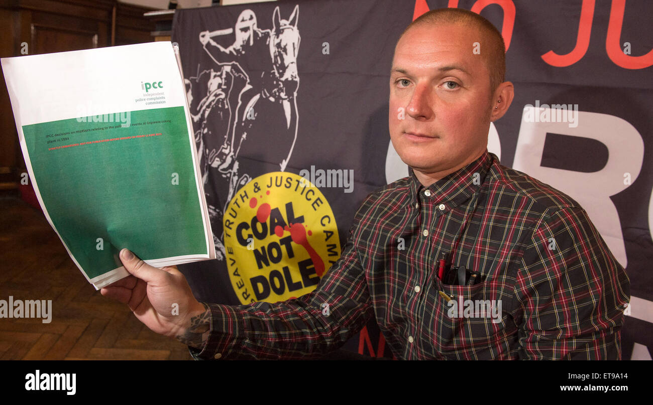 Barnsley, nello Yorkshire, Regno Unito. 12 Giugno, 2015. In Barnsley sede dell'NUM, membri dell'Orgreave verità e giustizia campagna rilasciare le conclusioni del rapporto IPCC a Orgreave Cokeria nel 1984. Joe Rollin, unite l'Unione organizzatore Industriale Nord Est, Yorkshire e Humber. Credito: Mark Harvey/Alamy Live News Foto Stock