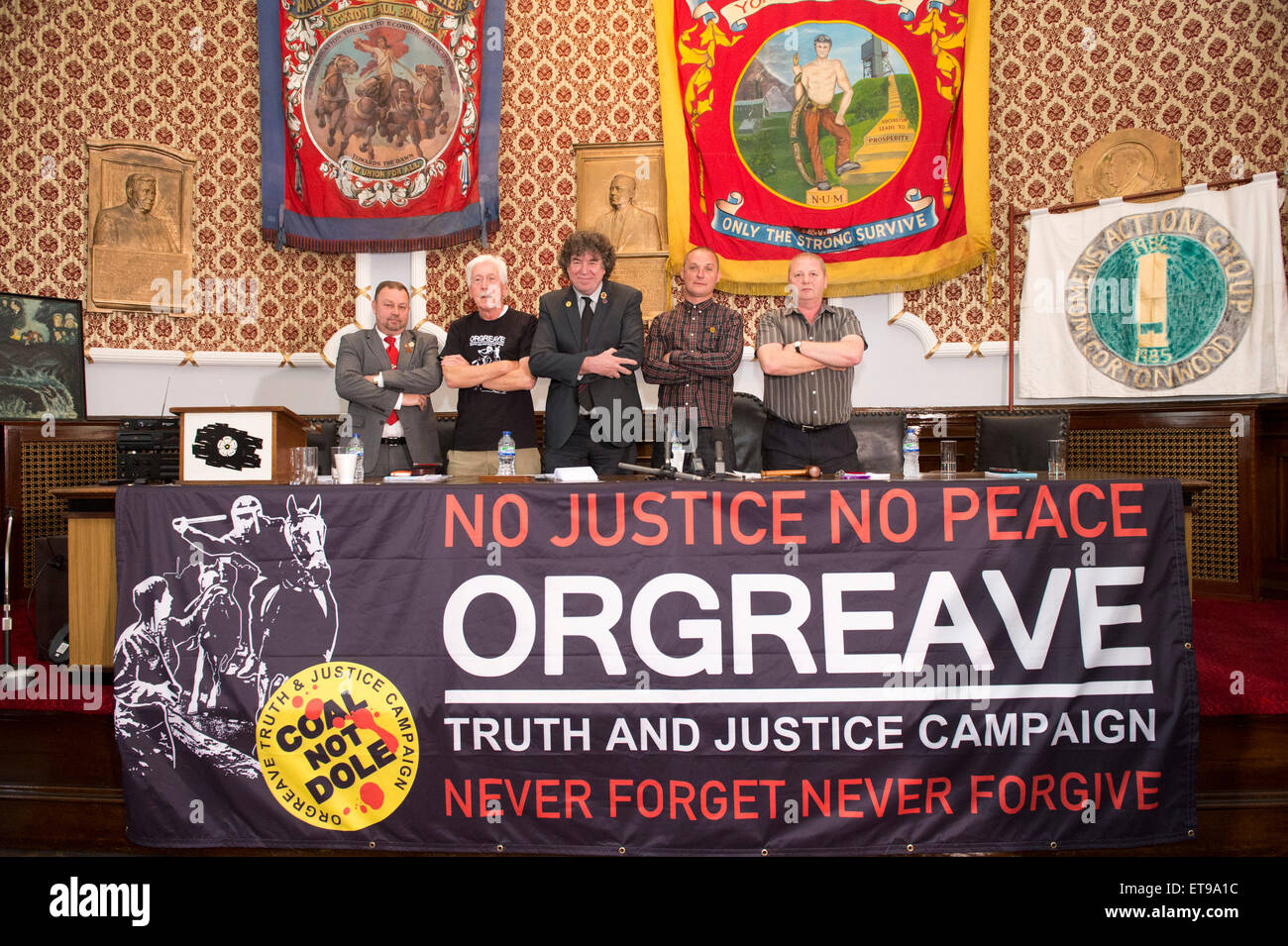 Barnsley, nello Yorkshire, Regno Unito. 12 Giugno, 2015. In Barnsley sede dell'NUM, membri dell'Orgreave verità e giustizia campagna rilasciare le conclusioni del rapporto IPCC a Orgreave Cokeria nel 1984. L-R Chris Cucina (Presidente NUM), Granville Williams (la verità e la giustizia Campiagn) Chris grattacieli Skidmore (Area dello Yorkshire Presidente, NUM), Joe Rollin (Unite l'Unione) Paolo Inverno (miner arrestati a Orgreave) Credito: Mark Harvey/Alamy Live News Foto Stock