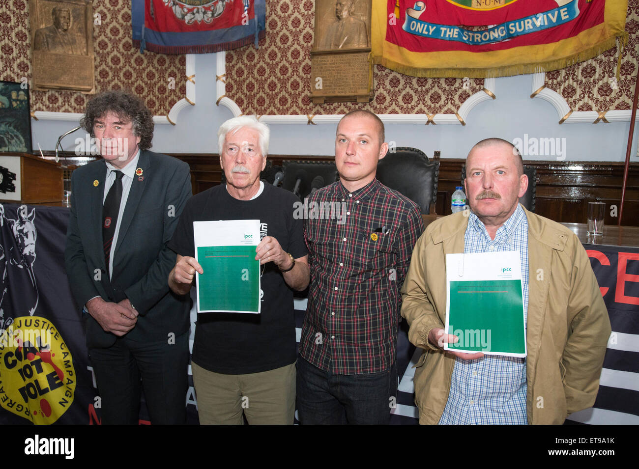 Barnsley, nello Yorkshire, Regno Unito. 12 Giugno, 2015. In Barnsley sede dell'NUM, membri dell'Orgreave verità e giustizia campagna rilasciare le conclusioni del rapporto IPCC in Orgreave Cokeria nel 1984. L-R Chris grattacieli Skidmore (Area dello Yorkshire Presidente, NUM), Granville Williams (la verità e la giustizia Campiagn), e Joe Rollin (Unite l'Unione), Arthur Critchlow (miner arrestati a Orgreave) Credito: Mark Harvey/Alamy Live News Foto Stock