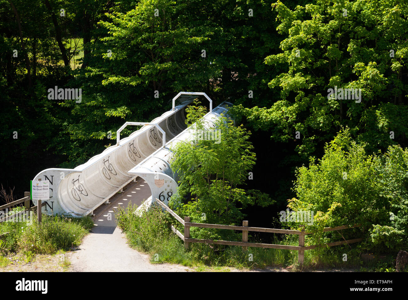 Ponte sul fiume Calder per biciclette e pedoni, Sowerby Bridge, West Yorkshire Foto Stock