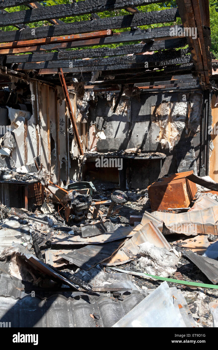Abbandonata e danneggiato dal fuoco operai's cabin, Sowerby Bridge, West Yorkshire Foto Stock