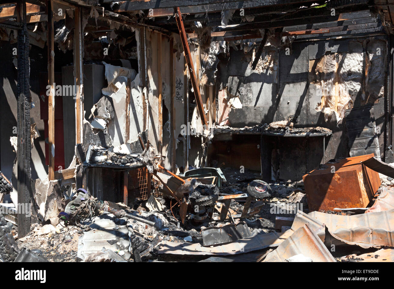 Abbandonata e danneggiato dal fuoco operai's cabin, Sowerby Bridge, West Yorkshire Foto Stock