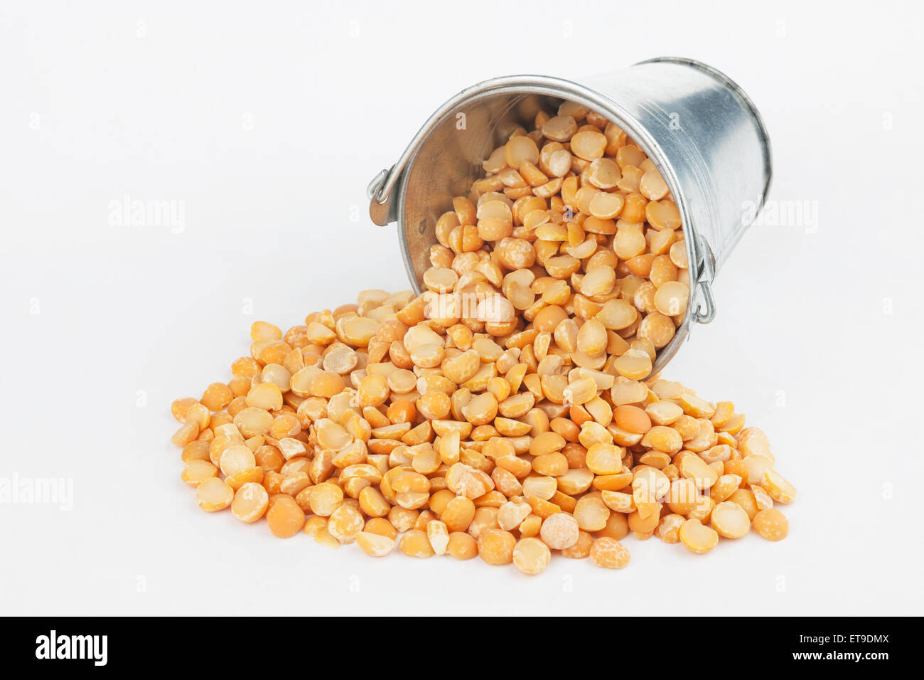 Piselli secchi fuoriuscita di benna, su sfondo bianco Foto Stock