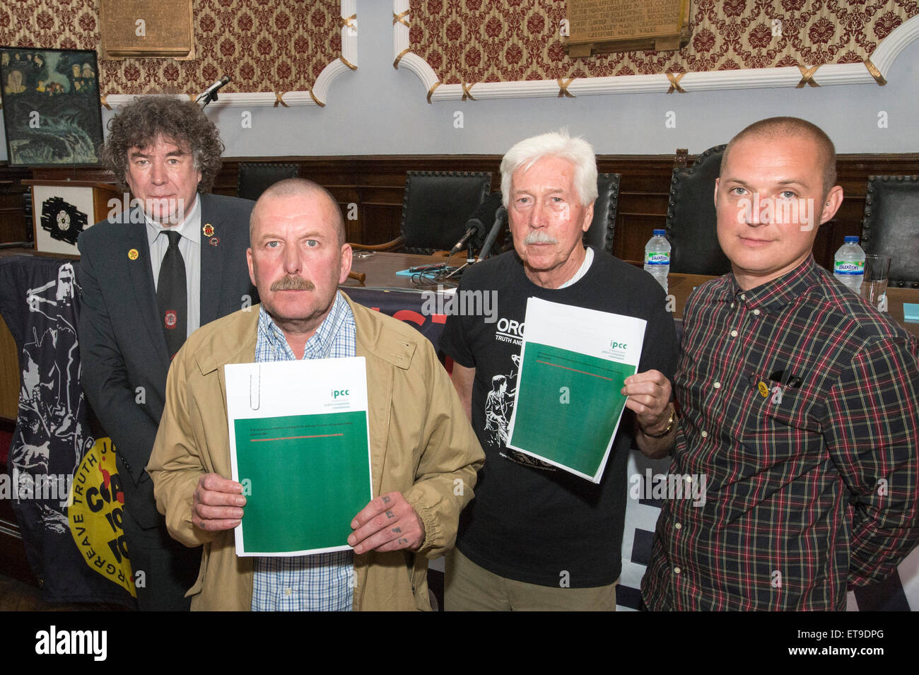 Barnsley, nello Yorkshire, Regno Unito. 12 Giugno, 2015. In Barnsley sede dell'NUM, membri dell'Orgreave verità e giustizia campagna rilasciare le conclusioni del rapporto IPCC a Orgreave Cokeria nel 1984. L-R Chris grattacieli Skidmore (Area dello Yorkshire Presidente, NUM), Arthur Critchlow (miner arrestati a Orgreave), Granville Williams (la verità e la giustizia Campiagn), e Joe Rollin (Unite l'Unione) Credito: Mark Harvey/Alamy Live News Foto Stock